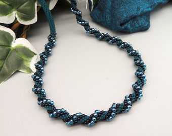 Collar de crochet en espiral con cuentas negras y verde azulado