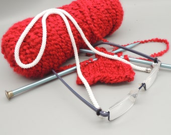 Gehäkeltes Lanyard mit weißen Perlen