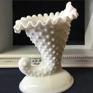 Vintage Hobnail Cornucopia florero
