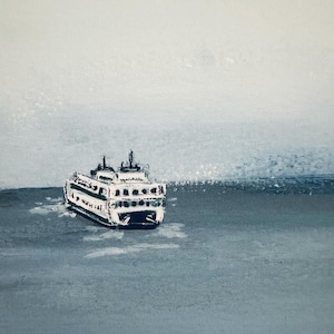 K&ouml;nnte beinhalten: Abstrakte Malerei eines F&auml;hrschiffs auf dem Wasser. Das Boot ist wei&szlig; mit gr&uuml;nen Akzenten und befindet sich in der Mitte des Bildes. Wasser und Himmel sind in Blau- und Graut&ouml;nen gehalten, was eine ruhige, minimalistische Szene erzeugt.