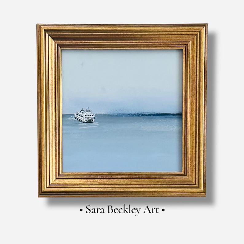K&ouml;nnte beinhalten: Gerahmtes Gem&auml;lde eines F&auml;hrschiffs auf hellblauem Meer. Das Kunstwerk befindet sich in einem goldfarbenen Rahmen. Das Gem&auml;lde hat einen minimalistischen Stil, wobei das F&auml;hrschiff im Mittelpunkt steht. Der Text "Sara Beckley Art" steht unten.