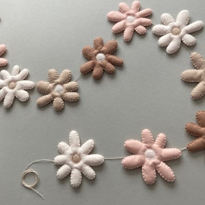 Daisy garland, Daisy felt garland, Flower bunting, Daisy wall garland, Flower banner, Daisy flower garland, Wild flowers, Retro daisy