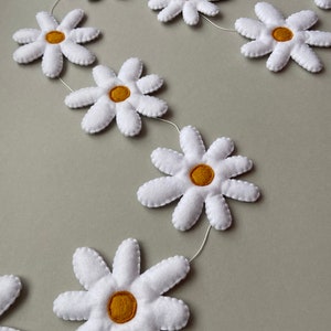 Ghirlanda margherita, ghirlanda di feltro margherita, stamina di fiori, ghirlanda da parete margherita, stendardo di fiori, ghirlanda di fiori margherita, arredamento vivaio margherita, margherita retrò