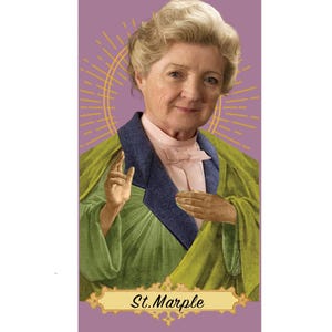 Könnte beinhalten: Ein humorvolles Bild einer Frau mit weißen Haaren, die eine grüne und blaue Robe trägt, mit einem Heiligenschein aus Lichtstrahlen hinter ihr. Der Text "St. Marple" steht unter ihr.