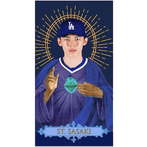Op de afbeelding: Digitale kunstprint met een persoon die een blauwe baseballcap met een wit "LA"-logo draagt. De persoon is afgebeeld in een religieuze stijl, met een blauwe jurk en een gloeiend hart. De tekst "ST. SASAKI" staat onderaan.