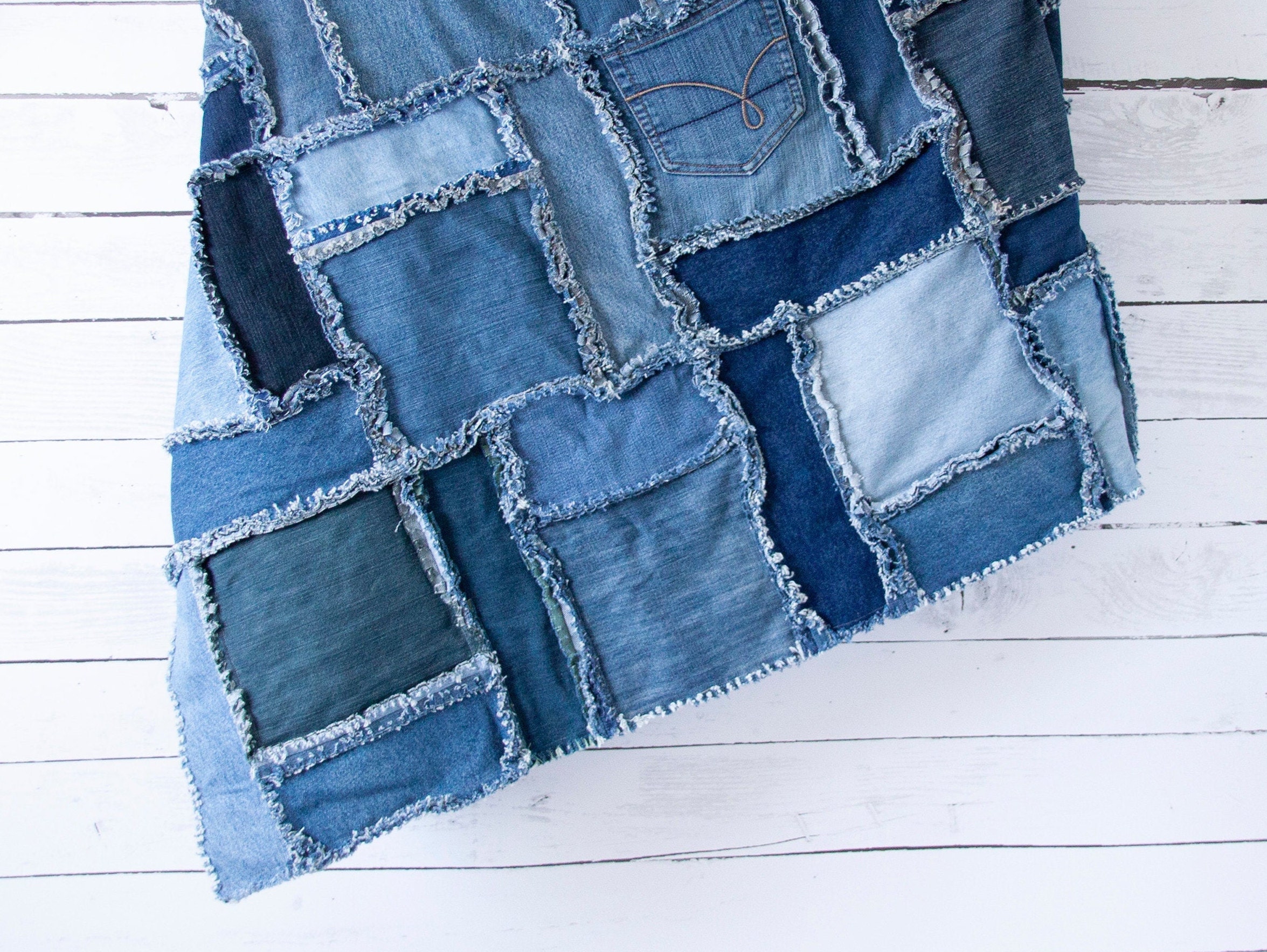 Just Jeans // Couette en chiffon // Devant et dos en denim recyclé // 50 x 60 po.