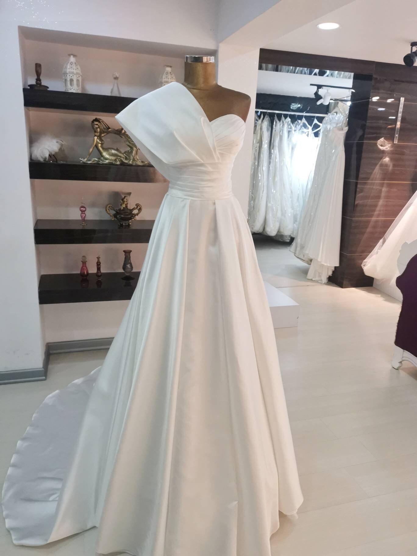 Robe de mari e asym trique en satin inspir e de Pronovias Etsy