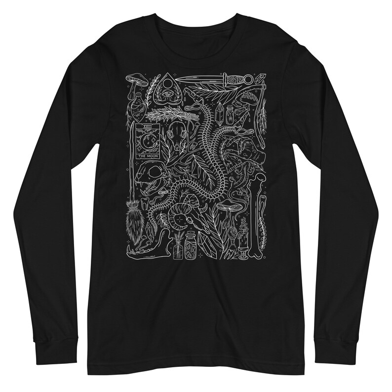 Pode incluir: Camiseta preta de manga comprida com um design de contorno branco de v&aacute;rios elementos de inspira&ccedil;&atilde;o oculta e natural, incluindo uma caveira, ossos, uma cobra, uma lua crescente, uma faca e um cogumelo.