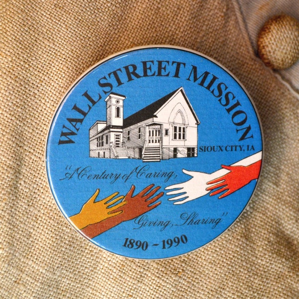 Wall Street Mission Souvenir Centennial Button 1890-1990 jewelry collectible Sioux City Iowa Goodwill Plains Midwest (1320)