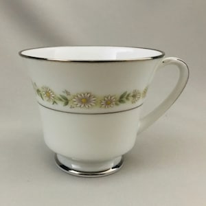Noritake Trilby FOOTED CUP white yellow green daisy flowers leaves Japan tableware tea coffee platinum dishes 6908