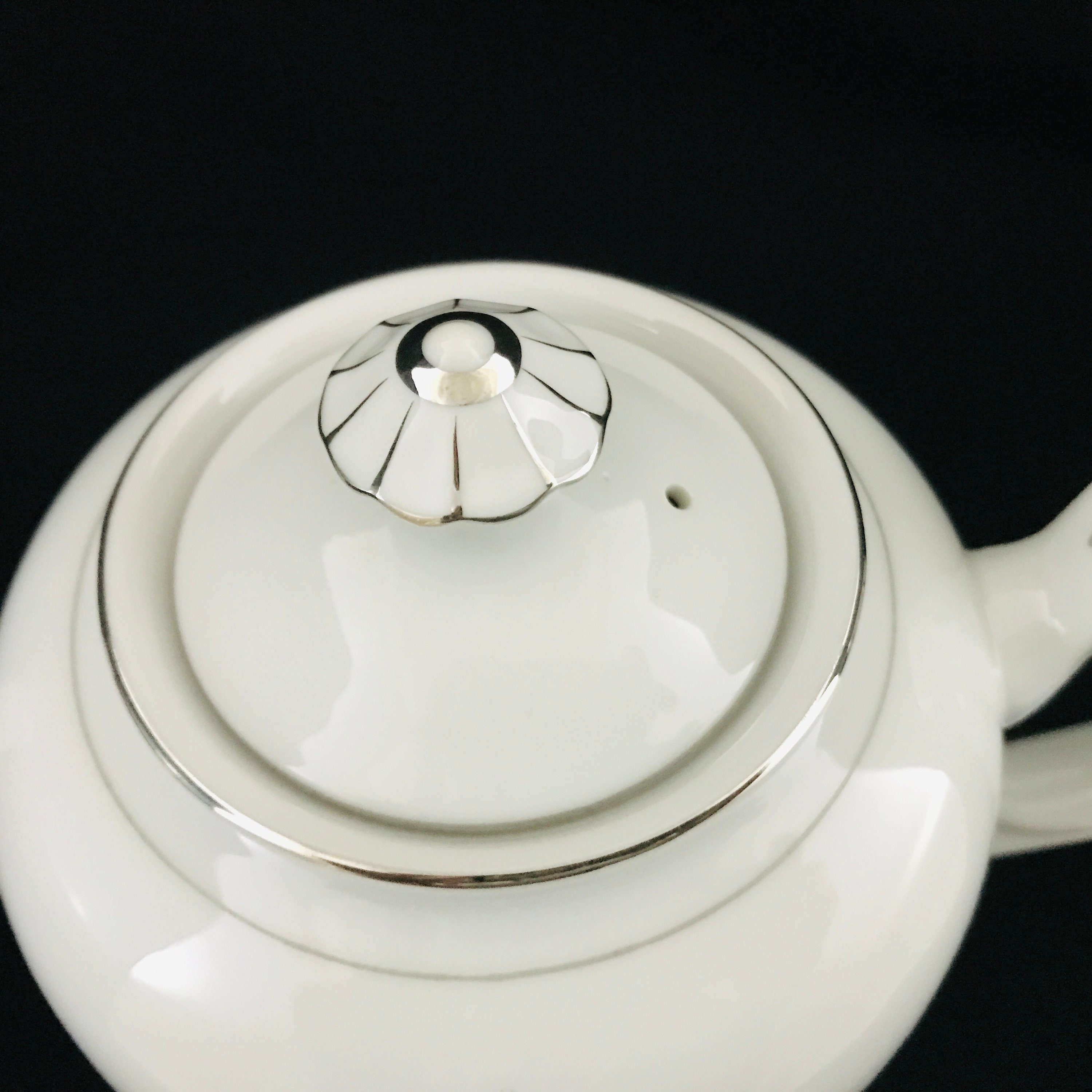 Yamaka China TEAPOT With Lid 2368 Japan Vintage Porcelain Formal Dinner