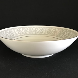 Może przedstawiać: Biała ceramiczna miska do serwowania z szarym i srebrnym wzorem kwiatowym wokół krawędzi.
