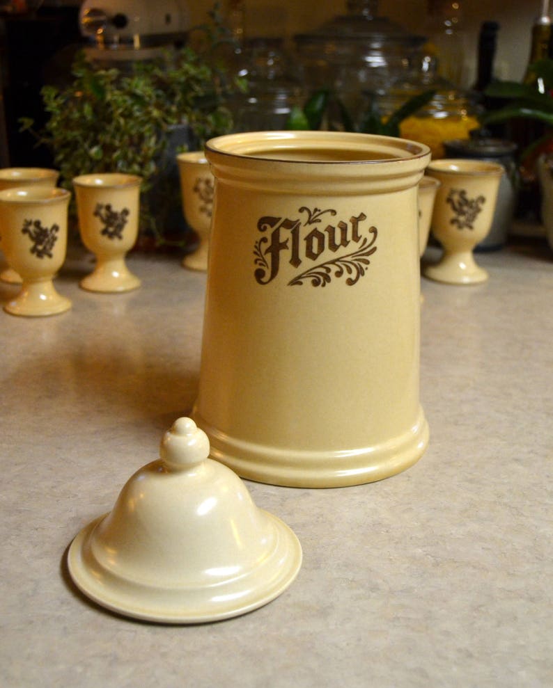 flour canister with wood lid