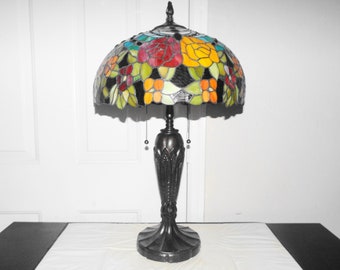 Lampe de table unique en verre teinté style Tiffany de 28 po. H Duel Bulb sur le thème des fleurs