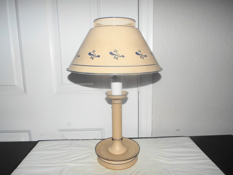 Autant en emporte le vent Tall 19H 3-Way Tole-Ware Fancy Beige Colored Metal Hurricane Lamp image 1