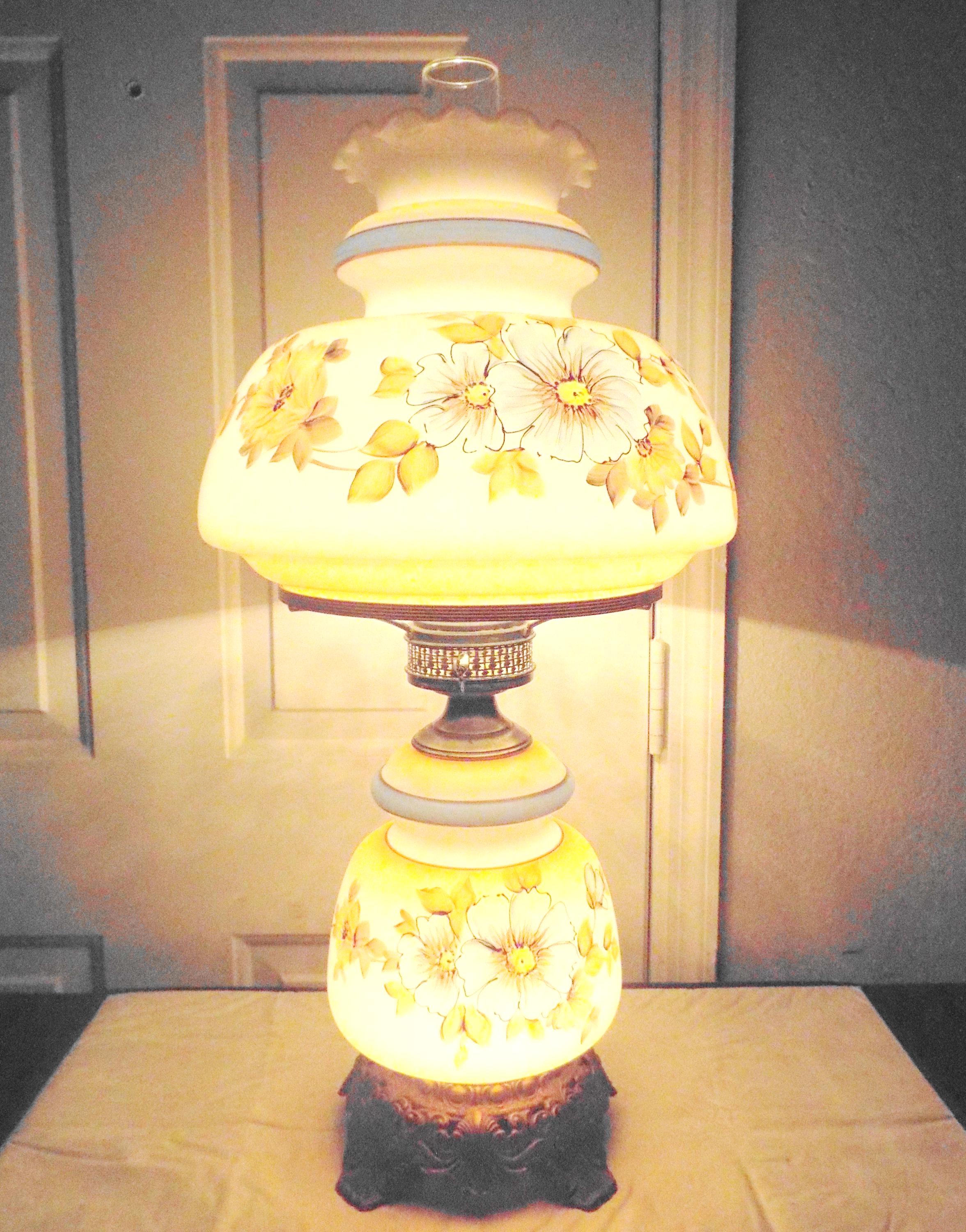 Gone With the Wind Unique Vintage Quoizel Parlor Size Milk-glass