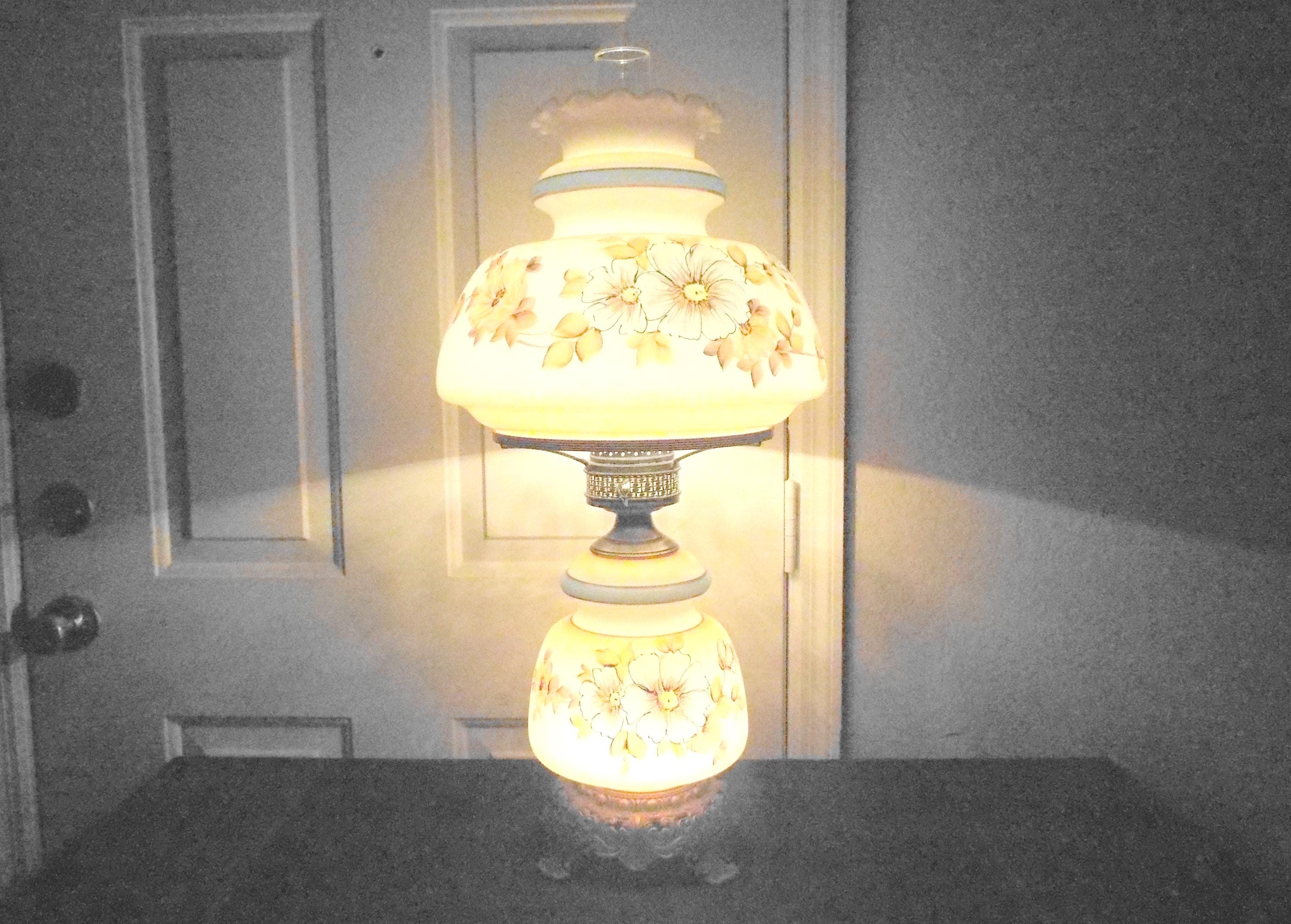 Gone With the Wind Unique Vintage Quoizel Parlor Size Milk-glass
