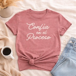 Op de afbeelding: Een handgemaakt houten bord met de tekst "Welkom" in handschrift. Het bord is wit geschilderd met een verweerde afwerking en een klein groen blad is bevestigd. Het bord is ongeveer 30 cm breed en 15 cm hoog.