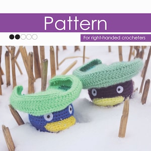 Puede incluir: Dos juguetes amigurumi de crochet con forma de personaje Pokémon. Los juguetes son verdes, azules, morados y amarillos. Los juguetes están sentados en la nieve con palos marrones en el fondo. El texto "Pattern" y "For right-handed crocheters" está en la parte superior de la imagen.