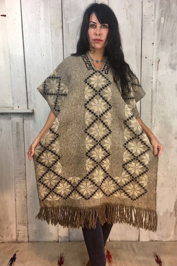 Vintage Handwoven Poncho//Mexican Wool Poncho//Fol