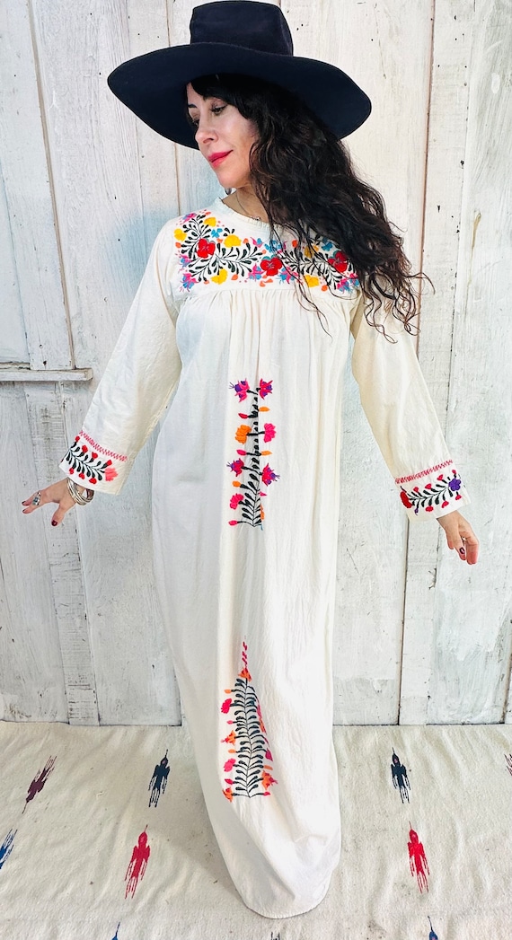 Vintage 70s Embroidered Mexican Kaftan// White Bo… - image 1