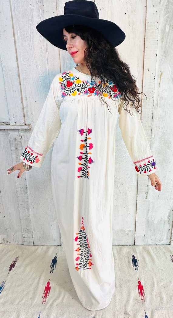 Vintage 70s Embroidered Mexican Kaftan// White Bohemian Kaftan/ Mexican Vintage Cotton Kaftan// Festival Dress