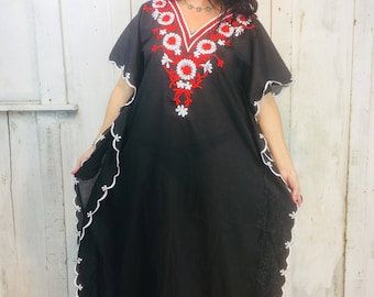 ヴィンテージ 70 年代刺繍カフタン// ブラック ボヘミアン カフタン/ ヴィンテージ刺繍コットン カフタン// フェスティバル ヒッピー ドレス
