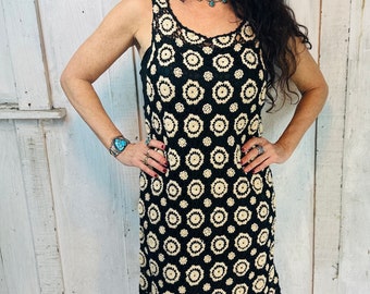 Handgjord virkad miniklänning från 1970-talet// Svartvit virkad klänning// Handgjord vintage-miniklänning/ Boho hippie-mini