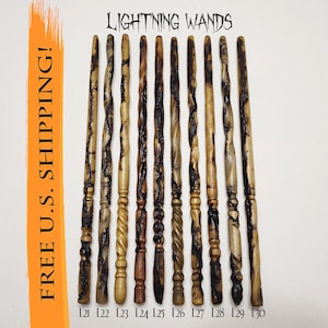 Può includere: Dieci bacchette di legno con un motivo a venature di legno marrone scuro e marrone chiaro. Le bacchette sono disposte in fila da sinistra a destra. Il testo "LIGHTNING WANDS" è in alto nell'immagine. Il testo "FREE U.S. SHIPPING!" è sul lato sinistro dell'immagine. I numeri da 121 a 130 sono sotto le bacchette.
