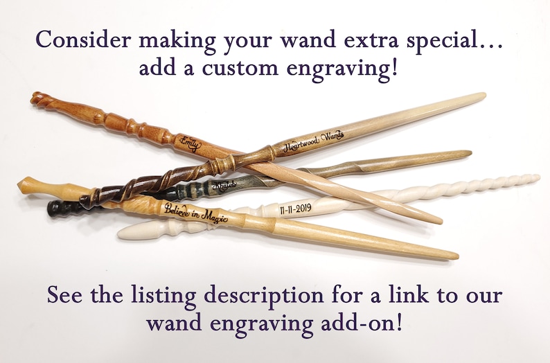 Puede incluir: Cinco varitas de madera en tonos marrones claros y oscuros, con mangos lisos, retorcidos y tallados. Algunas varitas muestran grabados personalizados como 'Emily', 'Heartwood Wands', 'Believe in Magic' y '11-11-2019'. Texto: 'Consider making your wand extra special... add a custom engraving! See the listing description for a link to our wand engraving add-on!'