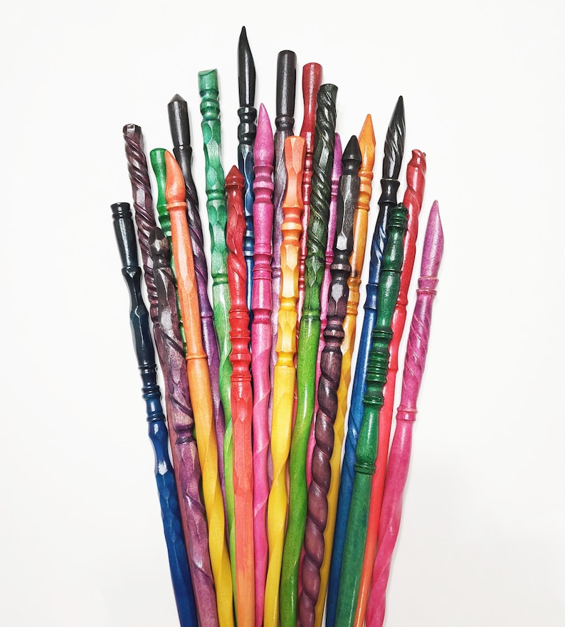 Pode incluir: Uma cole&ccedil;&atilde;o de varinhas de madeira coloridas, esculpidas &agrave; m&atilde;o, em v&aacute;rias formas e tamanhos. As varinhas s&atilde;o pintadas em tons vibrantes de azul, verde, vermelho, rosa, amarelo e roxo. Algumas t&ecirc;m desenhos torcidos ou em espiral, enquanto outras t&ecirc;m pontas pontiagudas ou arredondadas.