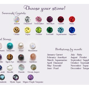 Puede incluir: Un gr&aacute;fico titulado Choose your stone que muestra cristales Swarovski y piedras naturales. Las opciones de Swarovski incluyen Aurora, Diamond, Tourmaline, Amethyst, Garnet, Ruby, Citrine, Topaz, Peridot, Emerald, Aquamarine y Sapphire. Las piedras naturales incluyen Rose Quartz, Turquoise, Pearl, Moonstone, Lepidolite, Tiger's Eye, Bloodstone, Sunstone, Lapis Lazuli, Howlite, Fluorite, Ocean Jasper, Labradorite, Mystic Topaz y Mojave Purple Turquoise, con una lista de piedras de nacimiento por mes.