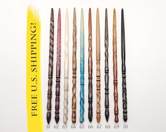 Peut inclure: Dix baguettes en bois fines disposées verticalement, chacune présentant des textures sculptées uniques, des motifs en spirale et des tons de bois distincts allant du crème clair au brun foncé, noir et bleu, numérotées de 61 à 70.