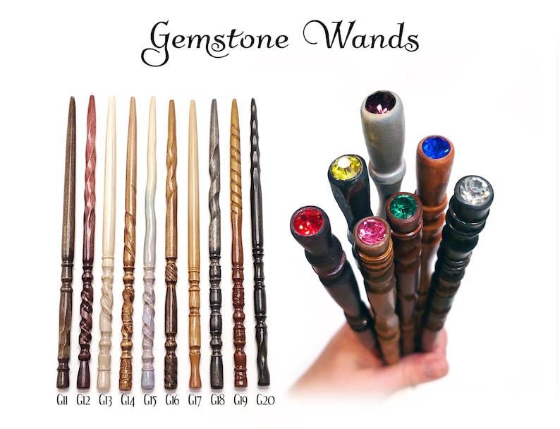 Puede incluir: Una colecci&oacute;n de Gemstone Wands que presenta diez varitas de madera etiquetadas de G11 a G20, cada una con una textura tallada &uacute;nica. Un segundo grupo muestra los mangos de las varitas rematados con varias piedras preciosas de colores, incluyendo rojo, amarillo, rosa, verde, azul y transparente.
