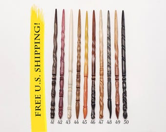 Peut inclure: Dix baguettes en bois disposées verticalement, numérotées de 41 à 50. Chaque baguette présente une texture sculptée unique, allant du crème clair et beige au brun foncé, brun rougeâtre, gris et noir. Une barre jaune affiche le texte FREE U.S. SHIPPING!