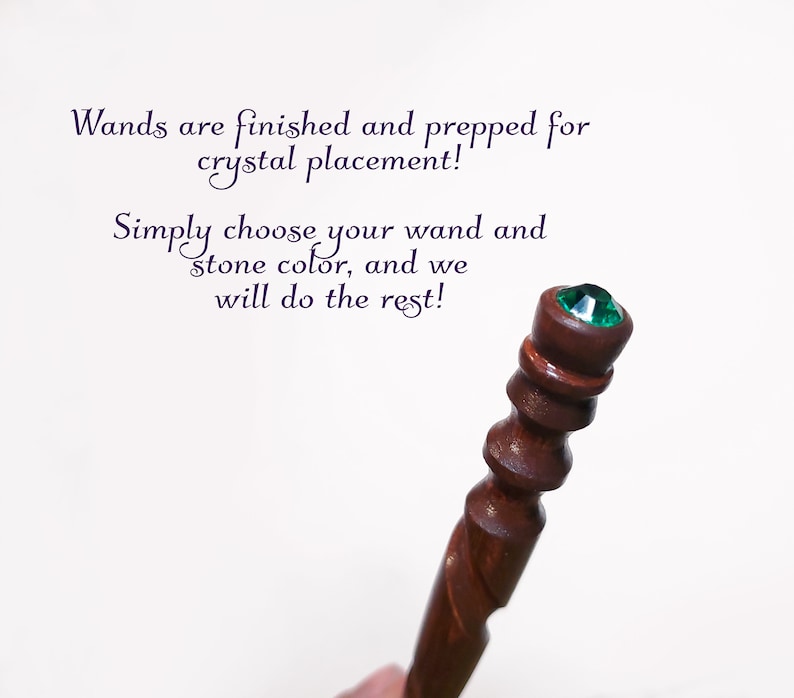 Puede incluir: Una varita de madera marr&oacute;n oscuro con un mango torneado y liso, rematada con un cristal esmeralda facetado y circular. El texto dice: Wands are finished and prepped for crystal placement! Simply choose your wand and stone color, and we will do the rest!