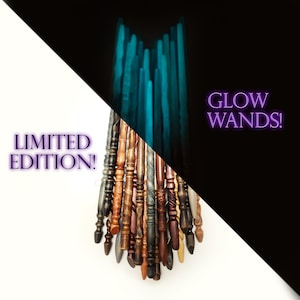 Può includere: Una collezione di bacchette di legno con dettagli intricati, alcune con un effetto che brilla al buio. Il testo "LIMITED EDITION!" è sul lato sinistro dell'immagine e "GLOW WANDS!" è sul lato destro.