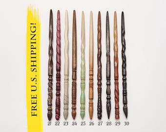 Peut inclure: Une collection de dix baguettes en bois disposées verticalement, numérotées de 21 à 30. Chaque baguette présente une texture sculptée unique, allant de designs lisses à torsadés dans diverses nuances de bois brun, beige, rouge et noir.