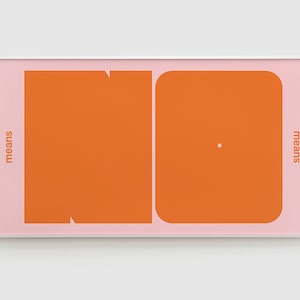 Könnte beinhalten: Ein gerahmter Druck mit rosa Hintergrund und dem Wort "NO" in orangefarbenen Buchstaben. Das Wort "means" ist vertikal auf beiden Seiten des Wortes "NO" geschrieben.