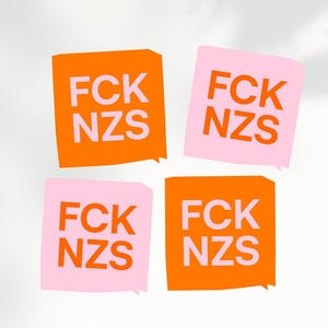 Könnte beinhalten: Vier quadratische Aufkleber mit dem Text "FCK NZS" in orangefarbenen Buchstaben auf rosa Hintergrund und rosa Buchstaben auf orangefarbenem Hintergrund.
