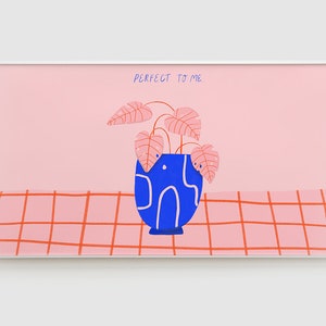 Könnte beinhalten: Eine Illustration in einem rosa und weißen Rahmen mit einem blauen Topf und rosa Blättern. Der Text "PERFECT TO ME" ist oben im Bild in lila geschrieben.