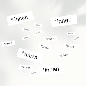 Könnte beinhalten: Ein weißer Hintergrund mit mehreren weißen rechteckigen Papierstücken, auf denen der Text "*innen" steht.