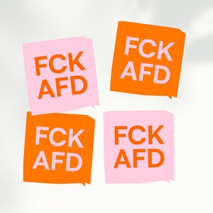 Könnte beinhalten: Vier quadratische Haftnotizen mit dem Text "FCK AFD" in orangefarbenen Buchstaben auf weißem Hintergrund. Zwei Notizen sind rosa und zwei sind orange.