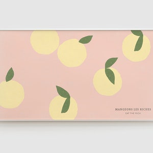 Könnte beinhalten: Ein gerahmter Druck mit rosa Hintergrund und gelben Kreisen mit grünen Blättern. Der Text "Mangeons les riches" und "Eat the rich" ist unten auf dem Druck gedruckt.