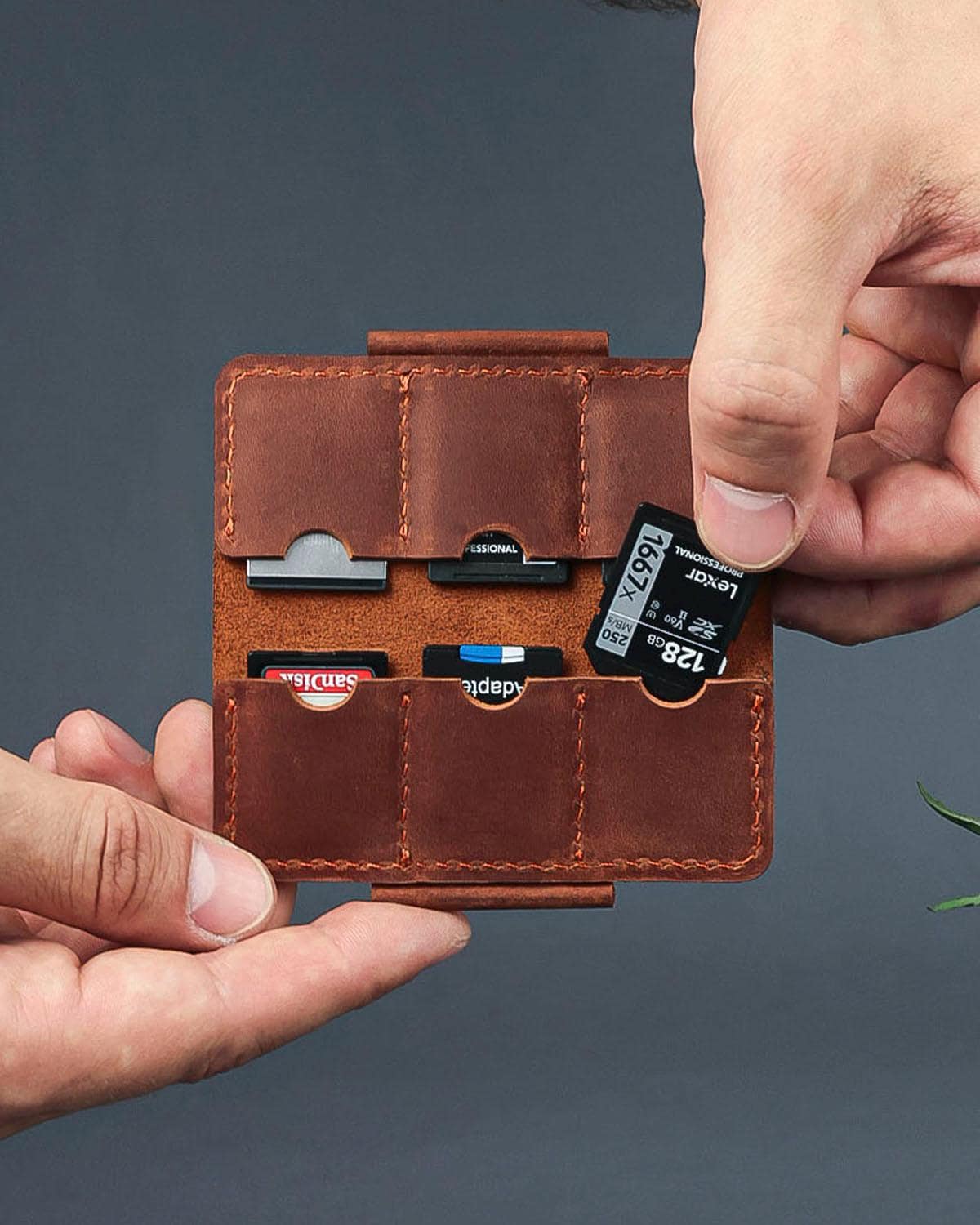 スティーブモノ　カード&ホルダー Leather SD Card Holder With Magnetic Clasp: Slim Photographer Gift