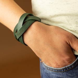 Pulsera de cuero para mujer, regalo con mensaje oculto, pulsera envolvente verde, pulsera con nombre, brazalete personalizado, regalo para esposa, regalo para mamá, regalo para abuela