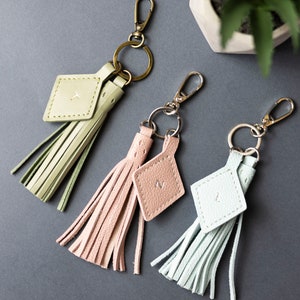Llavero con borla de cuero y dije para bolso de color rosa, llavero con nombre y inicial, regalo para la madre de la novia