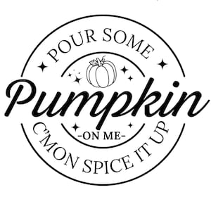 Könnte beinhalten: Schwarzweißes Grafikdesign mit einem Kürbis und dem Text "Pour some pumpkin c'mon spice it up -on me-"