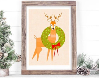 Può includere: Un'illustrazione incorniciata di un cervo stilizzato che tiene una ghirlanda di Natale verde con un fiocco rosso. Lo sfondo è di colore pesca chiaro.
