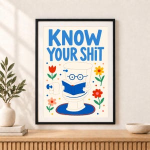 Può includere: Una stampa artistica incorniciata raffigurante un WC a cartone animato con occhiali che legge un libro blu. Il testo recita KNOW YOUR SHIT in lettere blu in grassetto. Il design include fiori rossi, gialli e arancioni e carta igienica.